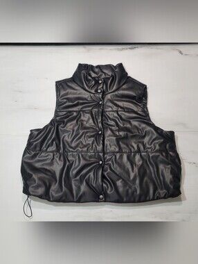 No Boundaries Womens XXXL 21 Black Faux Leather Snap Front Cropped Puffer Vest